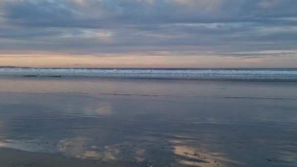 在兰萨罗德的法玛拉海滩体验日落的迷人美景 当太阳降落在地平线下的时候 天空变成了一片温暖的色彩 在崎岖的悬崖和平静的大西洋水面上投下了金色的光芒 — 图库视频影像