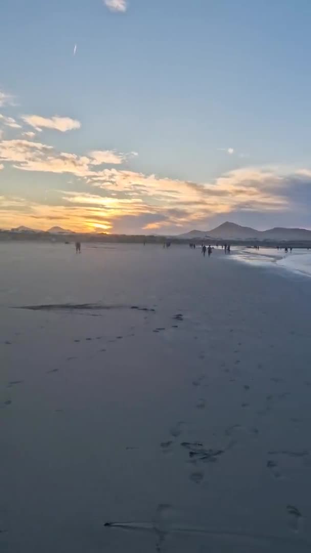 Испытайте Захватывающую Красоту Заката Пляже Фамара Лансароте Солнце Опускается Ниже — стоковое видео