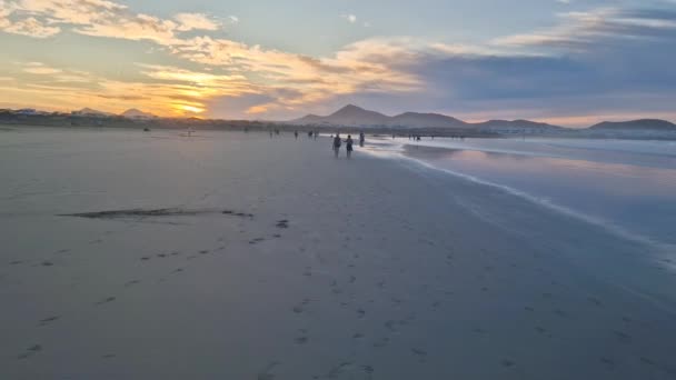 Ervaar Adembenemende Schoonheid Van Zonsondergang Famara Beach Lanzarote Terwijl Zon — Stockvideo