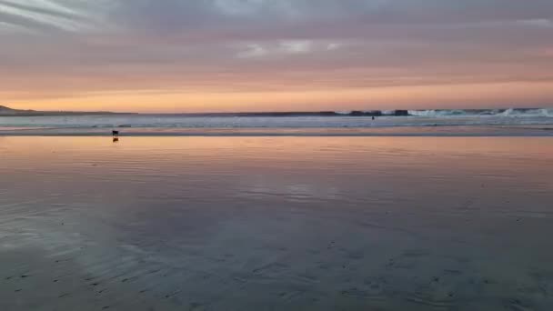Испытайте Захватывающую Красоту Заката Пляже Фамара Лансароте Солнце Опускается Ниже — стоковое видео