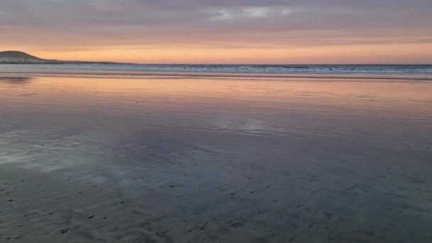 在兰萨罗德的法玛拉海滩体验日落的迷人美景 当太阳降落在地平线下的时候 天空变成了一片温暖的色彩 在崎岖的悬崖和平静的大西洋水面上投下了金色的光芒 — 图库视频影像