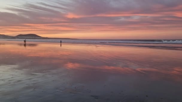 Upplev Den Hisnande Skönheten Solnedgången Famara Beach Lanzarote När Solen — Stockvideo