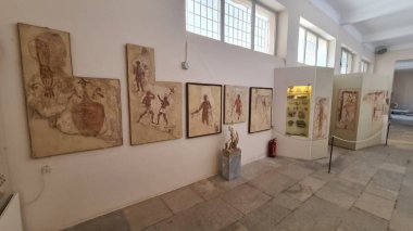 Ege Denizi 'nde bir mücevher olan Delos Adası zengin mitolojik ve arkeolojik öneme sahiptir. Apollo ve Artemis 'in doğduğu yer, antik harabeleri ve kutsal yerleri onu UNESCO' nun dünya mirası yapıyor..