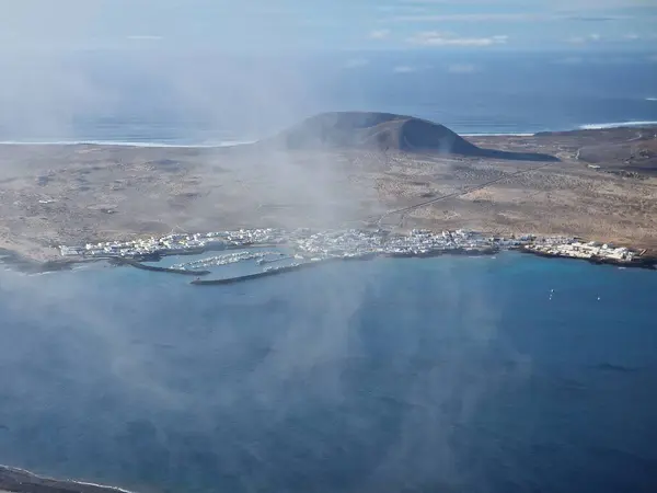 Lanzarote 'nin ikonik bakış açısı olan Mirador del Ro, Atlantik ve komşu adalarda nefes kesici bir manzara sunuyor..