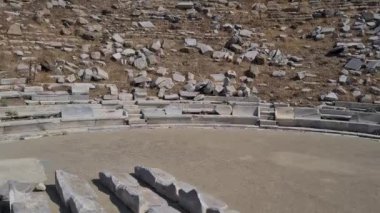 Ege Denizi 'nde bir mücevher olan Delos Adası zengin mitolojik ve arkeolojik öneme sahiptir. Apollo ve Artemis 'in doğduğu yer, antik harabeleri ve kutsal yerleri onu UNESCO' nun dünya mirası yapıyor..