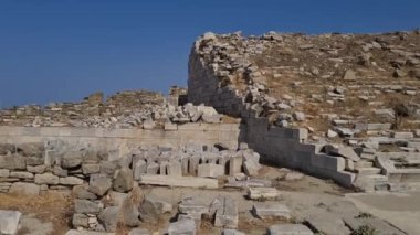 Ege Denizi 'nde bir mücevher olan Delos Adası zengin mitolojik ve arkeolojik öneme sahiptir. Apollo ve Artemis 'in doğduğu yer, antik harabeleri ve kutsal yerleri onu UNESCO' nun dünya mirası yapıyor..
