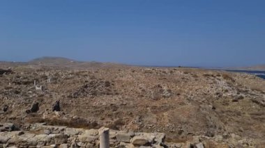 Ege Denizi 'nde bir mücevher olan Delos Adası zengin mitolojik ve arkeolojik öneme sahiptir. Apollo ve Artemis 'in doğduğu yer, antik harabeleri ve kutsal yerleri onu UNESCO' nun dünya mirası yapıyor..