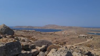 Ege Denizi 'nde bir mücevher olan Delos Adası zengin mitolojik ve arkeolojik öneme sahiptir. Apollo ve Artemis 'in doğduğu yer, antik harabeleri ve kutsal yerleri onu UNESCO' nun dünya mirası yapıyor..