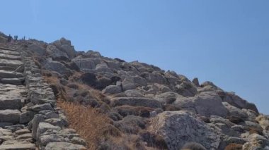 Ege Denizi 'nde bir mücevher olan Delos Adası zengin mitolojik ve arkeolojik öneme sahiptir. Apollo ve Artemis 'in doğduğu yer, antik harabeleri ve kutsal yerleri onu UNESCO' nun dünya mirası yapıyor..