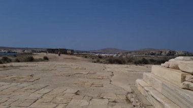 Ege Denizi 'nde bir mücevher olan Delos Adası zengin mitolojik ve arkeolojik öneme sahiptir. Apollo ve Artemis 'in doğduğu yer, antik harabeleri ve kutsal yerleri onu UNESCO' nun dünya mirası yapıyor..