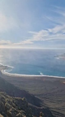 Lanzarote 'nin ikonik bakış açısı olan Mirador del Ro, Atlantik ve komşu adalarda nefes kesici bir manzara sunuyor..