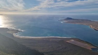 Lanzarote 'nin ikonik bakış açısı olan Mirador del Ro, Atlantik ve komşu adalarda nefes kesici bir manzara sunuyor..