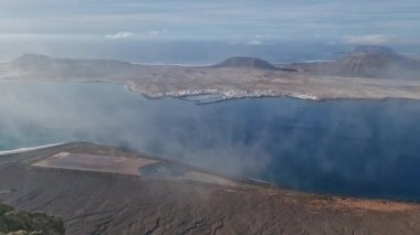 Lanzarote 'nin ikonik bakış açısı olan Mirador del Ro, Atlantik ve komşu adalarda nefes kesici bir manzara sunuyor..
