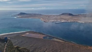 Lanzarote 'nin ikonik bakış açısı olan Mirador del Ro, Atlantik ve komşu adalarda nefes kesici bir manzara sunuyor..