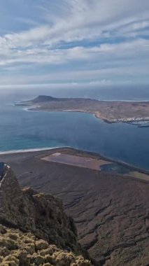 Lanzarote 'nin ikonik bakış açısı olan Mirador del Ro, Atlantik ve komşu adalarda nefes kesici bir manzara sunuyor..