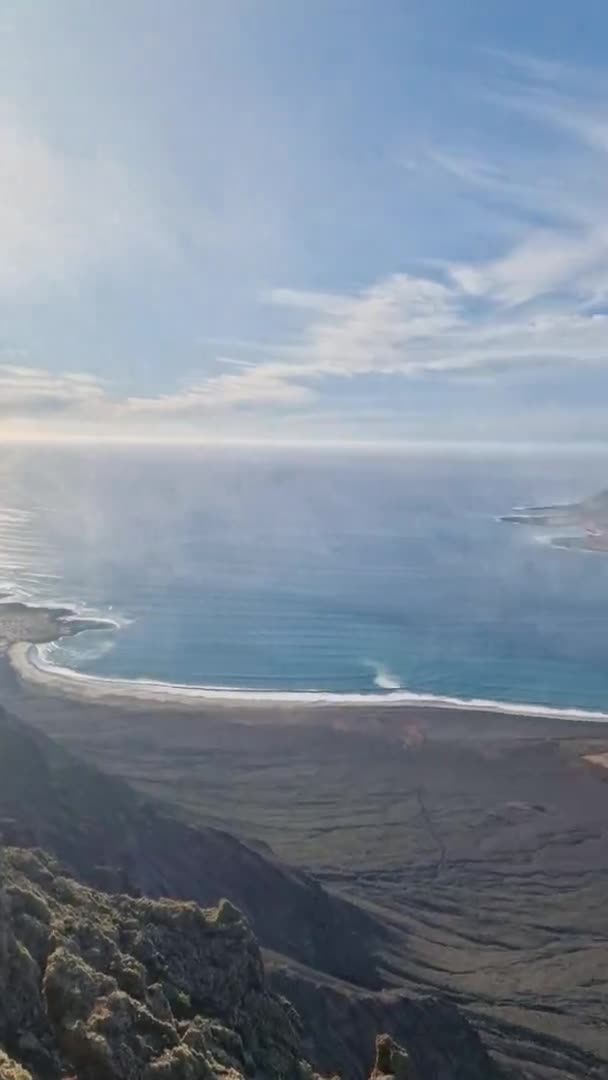 兰萨罗特的标志性观点Mirador Del Ro提供了一幅令人惊叹的大西洋和邻近岛屿全景 — 图库视频影像