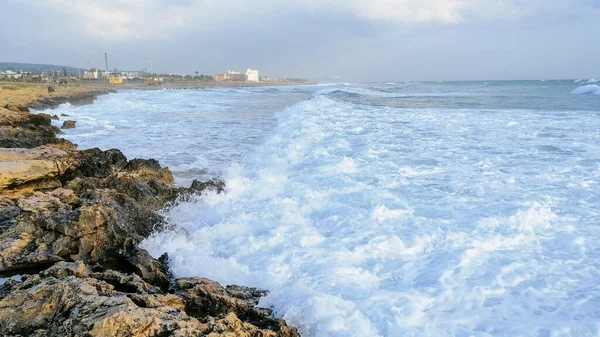 Kışın, Kıbrıs Rum Kesimi Ayia Napa 'yı huzur dolu bir sığınağa dönüştürür. Ilık havanın, ıssız plajların ve sakin bir atmosferin tadını çıkar. Huzurlu bir kaçış ve keşif için mükemmel bir zaman..