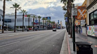 Hollywood Bulvarı ve Şöhret Yolu, Los Angeles, Kaliforniya 'da ikonik bir kültür simgesi oluşturur. Eğlence endüstrisinin ışıltısı ve cazibesi burada birleşir. Efsanevi kişiliklerin isimleri ve yıldızlarıyla süslenir.