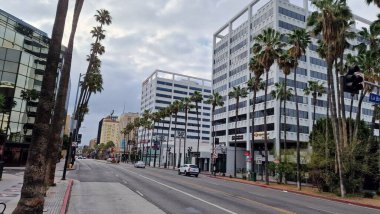 Hollywood Bulvarı ve Şöhret Yolu, Los Angeles, Kaliforniya 'da ikonik bir kültür simgesi oluşturur. Eğlence endüstrisinin ışıltısı ve cazibesi burada birleşir. Efsanevi kişiliklerin isimleri ve yıldızlarıyla süslenir.