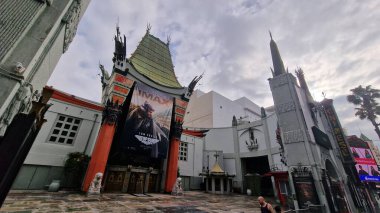 Hollywood Bulvarı ve Şöhret Yolu, Los Angeles, Kaliforniya 'da ikonik bir kültür simgesi oluşturur. Eğlence endüstrisinin ışıltısı ve cazibesi burada birleşir. Efsanevi kişiliklerin isimleri ve yıldızlarıyla süslenir.