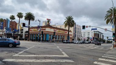 Hollywood Bulvarı ve Şöhret Yolu, Los Angeles, Kaliforniya 'da ikonik bir kültür simgesi oluşturur. Eğlence endüstrisinin ışıltısı ve cazibesi burada birleşir. Efsanevi kişiliklerin isimleri ve yıldızlarıyla süslenir.