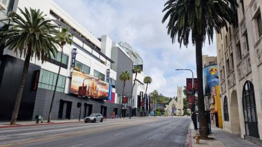 Hollywood Bulvarı ve Şöhret Yolu, Los Angeles, Kaliforniya 'da ikonik bir kültür simgesi oluşturur. Eğlence endüstrisinin ışıltısı ve cazibesi burada birleşir. Efsanevi kişiliklerin isimleri ve yıldızlarıyla süslenir.