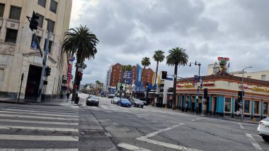 Hollywood Bulvarı ve Şöhret Yolu, Los Angeles, Kaliforniya 'da ikonik bir kültür simgesi oluşturur. Eğlence endüstrisinin ışıltısı ve cazibesi burada birleşir. Efsanevi kişiliklerin isimleri ve yıldızlarıyla süslenir.