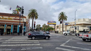 Hollywood Bulvarı ve Şöhret Yolu, Los Angeles, Kaliforniya 'da ikonik bir kültür simgesi oluşturur. Eğlence endüstrisinin ışıltısı ve cazibesi burada birleşir. Efsanevi kişiliklerin isimleri ve yıldızlarıyla süslenir.