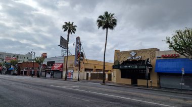 Hollywood Bulvarı ve Şöhret Yolu, Los Angeles, Kaliforniya 'da ikonik bir kültür simgesi oluşturur. Eğlence endüstrisinin ışıltısı ve cazibesi burada birleşir. Efsanevi kişiliklerin isimleri ve yıldızlarıyla süslenir.