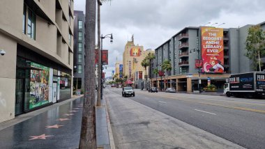 Hollywood Bulvarı ve Şöhret Yolu, Los Angeles, Kaliforniya 'da ikonik bir kültür simgesi oluşturur. Eğlence endüstrisinin ışıltısı ve cazibesi burada birleşir. Efsanevi kişiliklerin isimleri ve yıldızlarıyla süslenir.