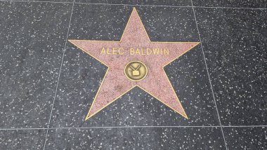 Hollywood Bulvarı ve Şöhret Yolu, Los Angeles, Kaliforniya 'da ikonik bir kültür simgesi oluşturur. Eğlence endüstrisinin ışıltısı ve cazibesi burada birleşir. Efsanevi kişiliklerin isimleri ve yıldızlarıyla süslenir.