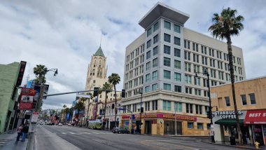 Hollywood Bulvarı ve Şöhret Yolu, Los Angeles, Kaliforniya 'da ikonik bir kültür simgesi oluşturur. Eğlence endüstrisinin ışıltısı ve cazibesi burada birleşir. Efsanevi kişiliklerin isimleri ve yıldızlarıyla süslenir.