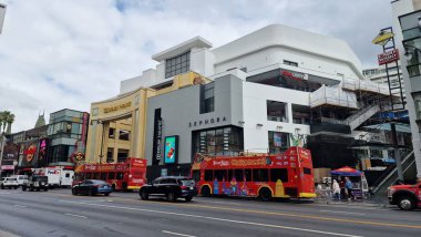 Hollywood Bulvarı ve Şöhret Yolu, Los Angeles, Kaliforniya 'da ikonik bir kültür simgesi oluşturur. Eğlence endüstrisinin ışıltısı ve cazibesi burada birleşir. Efsanevi kişiliklerin isimleri ve yıldızlarıyla süslenir.