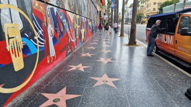 Hollywood Bulvarı ve Şöhret Yolu, Los Angeles, Kaliforniya 'da ikonik bir kültür simgesi oluşturur. Eğlence endüstrisinin ışıltısı ve cazibesi burada birleşir. Efsanevi kişiliklerin isimleri ve yıldızlarıyla süslenir.