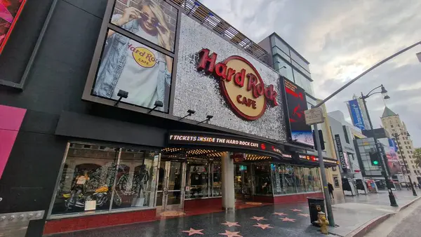 Hollywood Bulvarı ve Şöhret Yolu, Los Angeles, Kaliforniya 'da ikonik bir kültür simgesi oluşturur. Eğlence endüstrisinin ışıltısı ve cazibesi burada birleşir. Efsanevi kişiliklerin isimleri ve yıldızlarıyla süslenir.