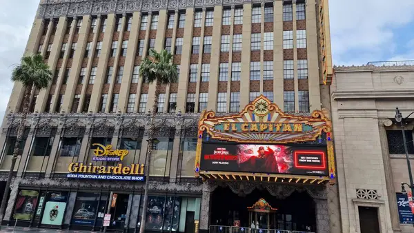 Hollywood Bulvarı ve Şöhret Yolu, Los Angeles, Kaliforniya 'da ikonik bir kültür simgesi oluşturur. Eğlence endüstrisinin ışıltısı ve cazibesi burada birleşir. Efsanevi kişiliklerin isimleri ve yıldızlarıyla süslenir.