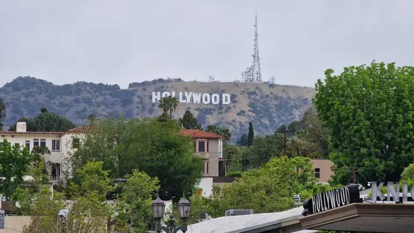 Hollywood Bulvarı ve Şöhret Yolu, Los Angeles, Kaliforniya 'da ikonik bir kültür simgesi oluşturur. Eğlence endüstrisinin ışıltısı ve cazibesi burada birleşir. Efsanevi kişiliklerin isimleri ve yıldızlarıyla süslenir.