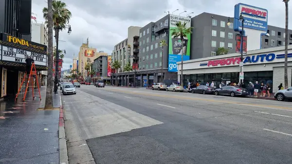 Hollywood Bulvarı ve Şöhret Yolu, Los Angeles, Kaliforniya 'da ikonik bir kültür simgesi oluşturur. Eğlence endüstrisinin ışıltısı ve cazibesi burada birleşir. Efsanevi kişiliklerin isimleri ve yıldızlarıyla süslenir.