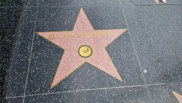 Hollywood Bulvarı ve Şöhret Yolu, Los Angeles, Kaliforniya 'da ikonik bir kültür simgesi oluşturur. Eğlence endüstrisinin ışıltısı ve cazibesi burada birleşir. Efsanevi kişiliklerin isimleri ve yıldızlarıyla süslenir.