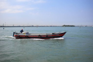 Venedik Büyük Kanalı, tarihi binalar ve hareketli etkinliklerle çevrili ikonik sarmal su yolu büyüleyici Venedik şehrinin cazibesini ve cazibesini simgeliyor..