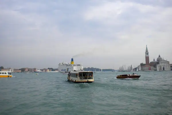 Venedik Büyük Kanalı, tarihi binalar ve hareketli etkinliklerle çevrili ikonik sarmal su yolu büyüleyici Venedik şehrinin cazibesini ve cazibesini simgeliyor..