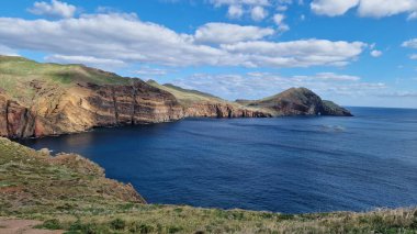 Madeira Adası 'ndaki Saint Laurent Yarımadası engebeli uçurumları ve nefes kesici kıyı manzaralarıyla tanınan çarpıcı bir doğal bölge. Ziyaretçiler Atlantik Okyanusu 'nun güzelliğinin tadını çıkarmak için buraya akın ediyorlar..