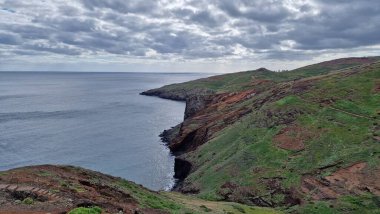 Madeira Adası 'ndaki Saint Laurent Yarımadası engebeli uçurumları ve nefes kesici kıyı manzaralarıyla tanınan çarpıcı bir doğal bölge. Ziyaretçiler Atlantik Okyanusu 'nun güzelliğinin tadını çıkarmak için buraya akın ediyorlar..
