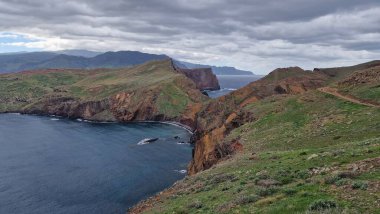 Madeira Adası 'ndaki Saint Laurent Yarımadası engebeli uçurumları ve nefes kesici kıyı manzaralarıyla tanınan çarpıcı bir doğal bölge. Ziyaretçiler Atlantik Okyanusu 'nun güzelliğinin tadını çıkarmak için buraya akın ediyorlar..