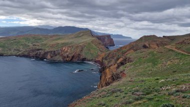 Madeira Adası 'ndaki Saint Laurent Yarımadası engebeli uçurumları ve nefes kesici kıyı manzaralarıyla tanınan çarpıcı bir doğal bölge. Ziyaretçiler Atlantik Okyanusu 'nun güzelliğinin tadını çıkarmak için buraya akın ediyorlar..