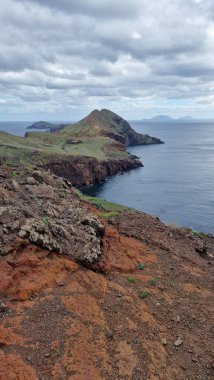 Madeira Adası 'ndaki Saint Laurent Yarımadası engebeli uçurumları ve nefes kesici kıyı manzaralarıyla tanınan çarpıcı bir doğal bölge. Ziyaretçiler Atlantik Okyanusu 'nun güzelliğinin tadını çıkarmak için buraya akın ediyorlar..