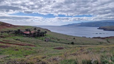 Madeira Adası 'ndaki Saint Laurent Yarımadası engebeli uçurumları ve nefes kesici kıyı manzaralarıyla tanınan çarpıcı bir doğal bölge. Ziyaretçiler Atlantik Okyanusu 'nun güzelliğinin tadını çıkarmak için buraya akın ediyorlar..