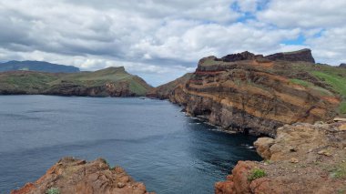 Madeira Adası 'ndaki Saint Laurent Yarımadası engebeli uçurumları ve nefes kesici kıyı manzaralarıyla tanınan çarpıcı bir doğal bölge. Ziyaretçiler Atlantik Okyanusu 'nun güzelliğinin tadını çıkarmak için buraya akın ediyorlar..