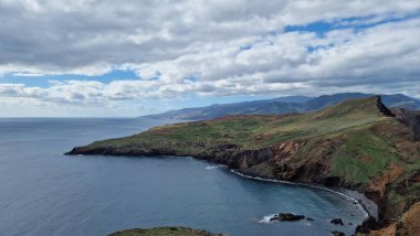 Madeira Adası 'ndaki Saint Laurent Yarımadası engebeli uçurumları ve nefes kesici kıyı manzaralarıyla tanınan çarpıcı bir doğal bölge. Ziyaretçiler Atlantik Okyanusu 'nun güzelliğinin tadını çıkarmak için buraya akın ediyorlar..