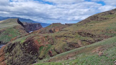 Madeira Adası 'ndaki Saint Laurent Yarımadası engebeli uçurumları ve nefes kesici kıyı manzaralarıyla tanınan çarpıcı bir doğal bölge. Ziyaretçiler Atlantik Okyanusu 'nun güzelliğinin tadını çıkarmak için buraya akın ediyorlar..